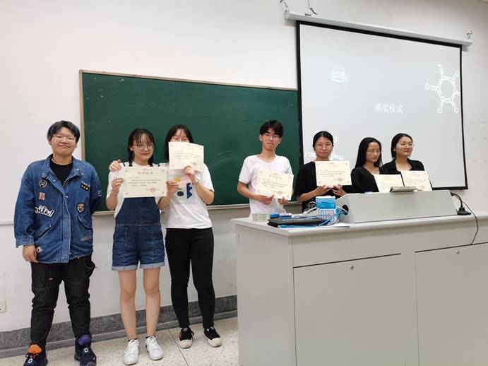 说明: 一群男人和女人站在柜台前中度可信度描述已自动生成 说明: 一群男人和女人站在柜台前中度可信度描述已自动生成